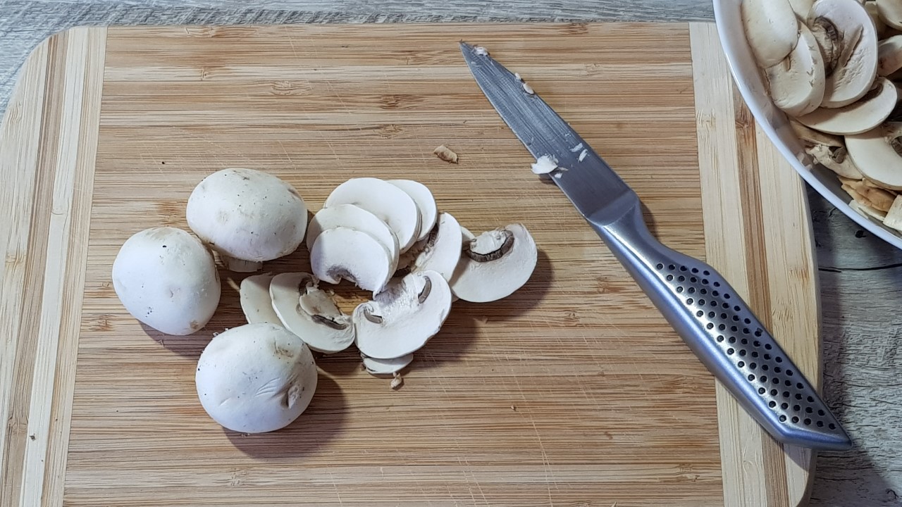 Na cebulę położyłem plastry polędwiczki wieprzowej i włożyłem do piekarnika. Taki obiad wystarczy na cały weekend!