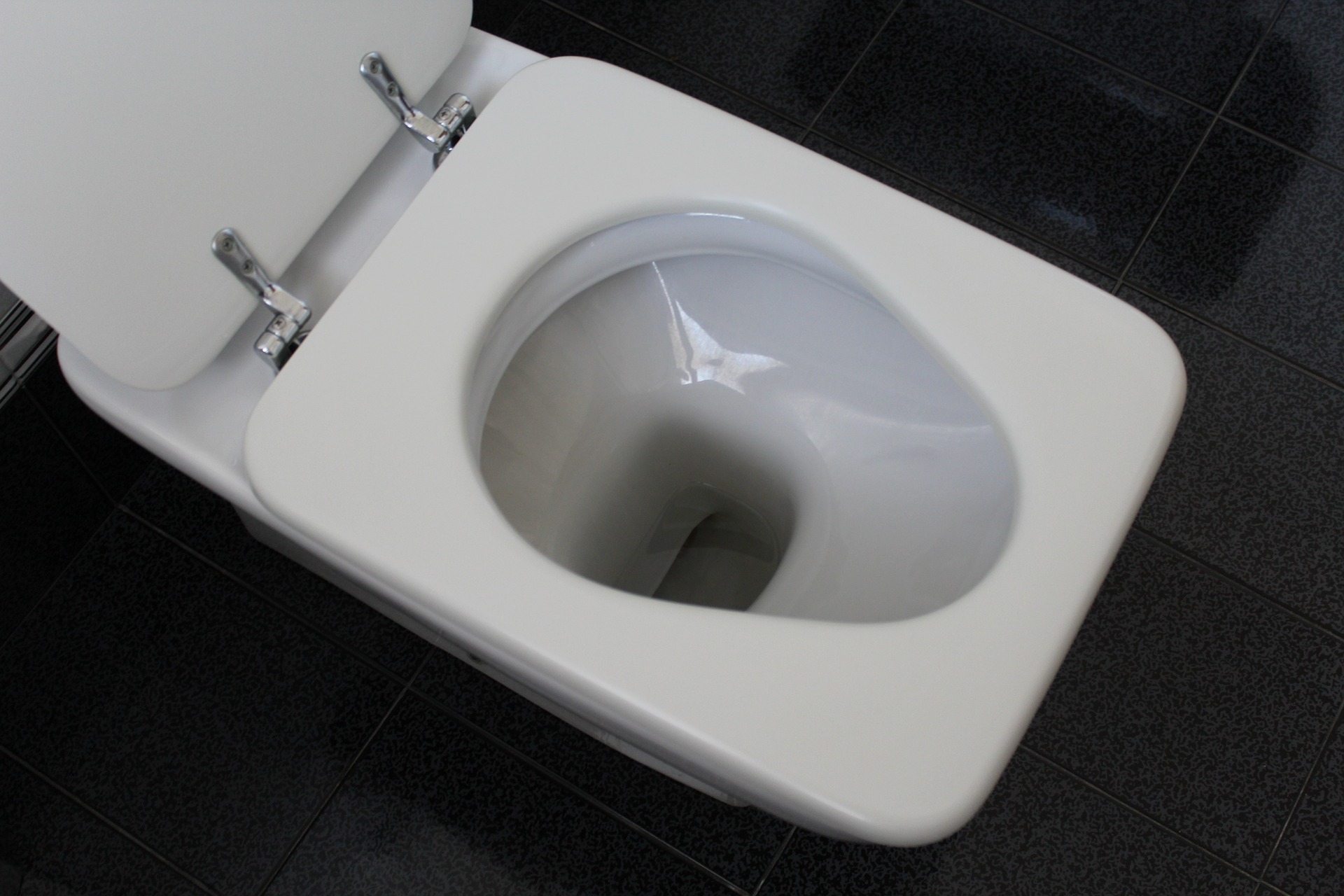 Wlej do toalety i odczekaj 15 minut: domowy trik, który KAŻDY powinien znać!